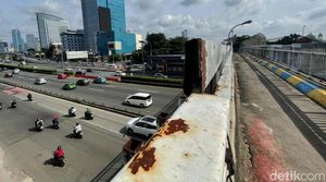 Sedih, JPO di Gatot Subroto Berkarat dan Tidak Terawat