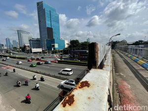 Sedih, JPO di Gatot Subroto Berkarat dan Tidak Terawat