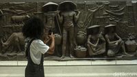 Relief Era Bung Karno Dipajang di Sarinah, Cek Yuks...