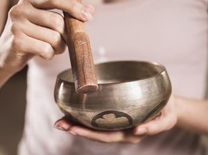 Viral Dipakai Pawang Hujan di Mandalika, Singing Bowl Bisa untuk Terapi Lho Viral Dipakai Pawang Hujan di Mandalika, Singing Bowl Bisa untuk Terapi Lho