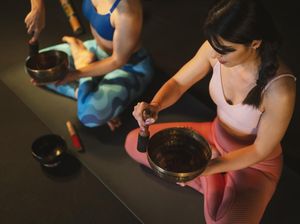 Bukan Mistis! Begini Cara Kerja Singing Bowl untuk Terapi-Meditasi Bukan Mistis! Begini Cara Kerja Singing Bowl untuk Terapi-Meditasi