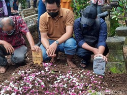 Momen Ibunda Jatuh Pingsan Kala Pemakaman Bidan Sweetha dan Anaknya