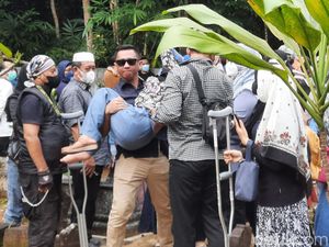 Ibunda Pingsan Saat Bidan Sweetha dan Anaknya Dimakamkan