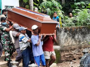 Snapshots: Suasana Pemakaman Bidan Sweetha dan Anaknya di Sleman Snapshots: Suasana Pemakaman Bidan Sweetha dan Anaknya di Sleman