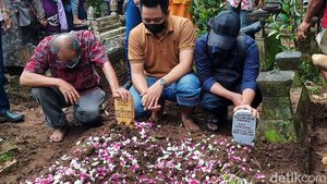 Suasana Haru Selimuti Pemakaman Bidan Sweetha dan Anaknya