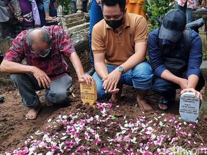Suasana Haru Selimuti Pemakaman Bidan Sweetha dan Anaknya