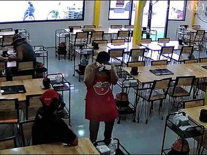 Tamu Ini Uangnya Kurang Saat Traktir Anak, Restoran Ini Beri Hadiah Menyentuh Tamu Ini Uangnya Kurang Saat Traktir Anak, Restoran Ini Beri Hadiah Menyentuh