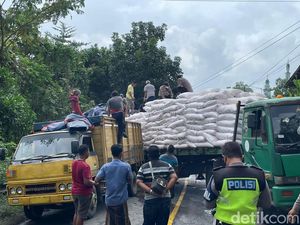 Awas Ada Truk Mogok di Tanjakan Galis, Akses Bangkalan-Sampang Macet