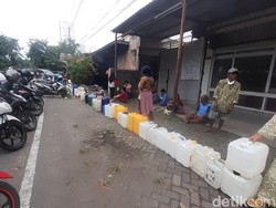 Antre Minyak Goreng Murah Sejak Pagi, Warga Semarang Tetap Tak Kebagian