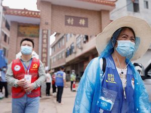 Warga Datangi Lokasi Jatuhnya Pesawat Boeing 737-800 di China