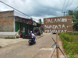 Protes Belasan Tahun Jalan Rusak, Warga Pandeglang Patungan Perbaiki Jalan