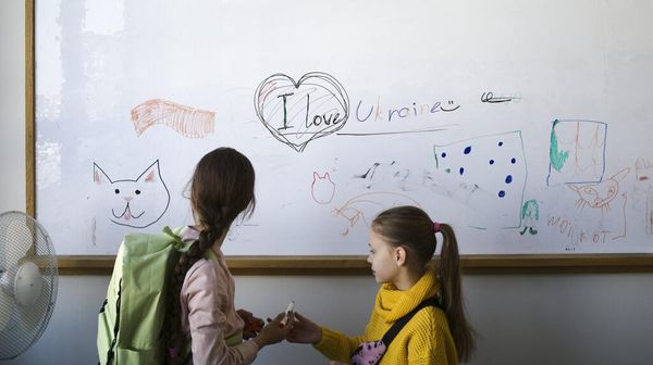Relawan Buka Sekolah untuk Anak-anak Pengungsi Ukraina