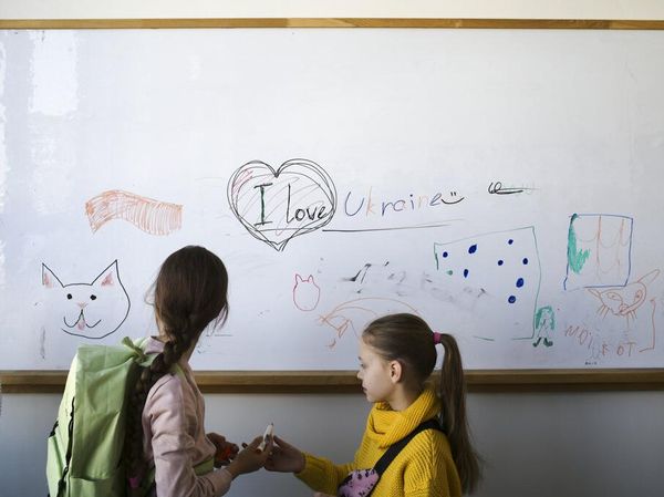 Relawan Buka Sekolah untuk Anak-anak Pengungsi Ukraina