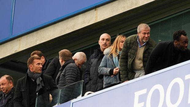 LONDON, ENGLAND - FEBRUARY 04:  Roman Abramovich, the owner of Chelsea takes his seat next to former players Michael Essien and Andriy Shevchenko before the Premier League match between Chelsea and Arsenal at Stamford Bridge on February 4, 2017 in London, England.  (Photo by Mike Hewitt/Getty Images)