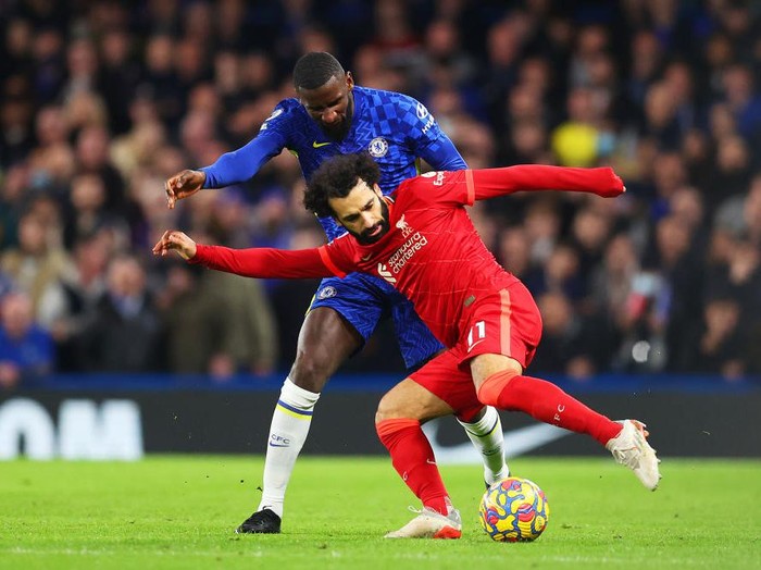LONDON, ENGLAND - JANUARY 02: Antonio Ruediger of Chelsea battles for possession with Mohamed Salah of Liverpool during the Premier League match between Chelsea and Liverpool at Stamford Bridge on January 02, 2022 in London, England. (Photo by Catherine Ivill/Getty Images)