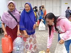 Perjuangan Pedagang Gorengan Antre Minyak Goreng hingga Gobyos