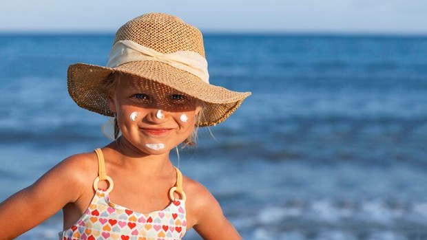 Bahan sunscreen yang aman dan berbahaya/Foto: Freepik.com/maryanaserdynska Bahan sunscreen yang aman dan berbahaya
