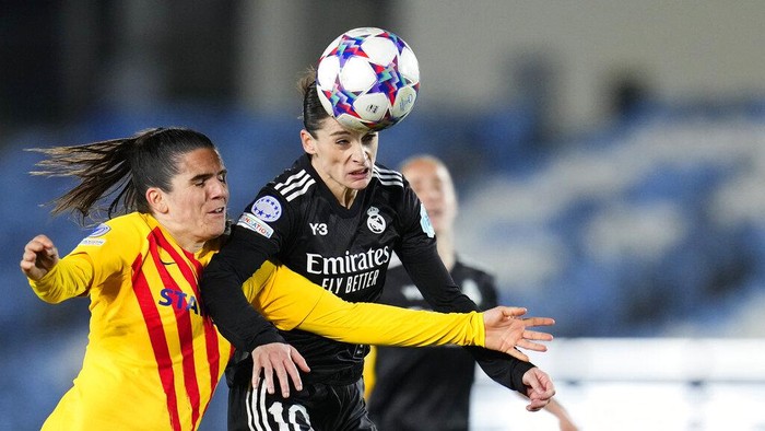 Real Madrid's Teresa Abelleira, center, duels for the ball with Barcelona's Alexia Putellas, right, and Barcelona's Fridolina Rolfo during the Women's Champions League quarter final, first leg soccer match between Real Madrid and Barcelona at Alfredo Di Stefano Stadium in Madrid, Spain, Tuesday, March 22, 2022. (AP Photo/Manu Fernandez)