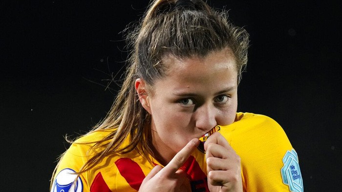 Barcelona Femeni Bungkam Real Madrid 3-1 di Liga Champions Barcelona's Alexia Putellas, left, scores her side's opening goal from penalty during the Women's Champions League quarter final, first leg soccer match between Real Madrid and Barcelona at Alfredo Di Stefano Stadium in Madrid, Spain, Tuesday, March 22, 2022. (AP Photo/Manu Fernandez)