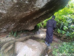 Mitos Air Penyembuh di Bawah Batu Iuh Raksasa Cianjur