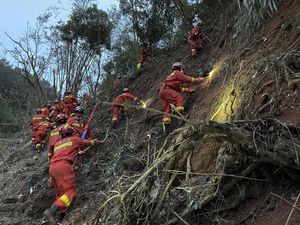 Petugas Sisir Lokasi Jatuhnya Pesawat Boeing 737-800 di China