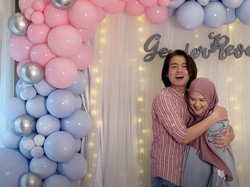 Cut Meyriska dan Roger Danuarta Terjun Langsung Urus Dua Anaknya