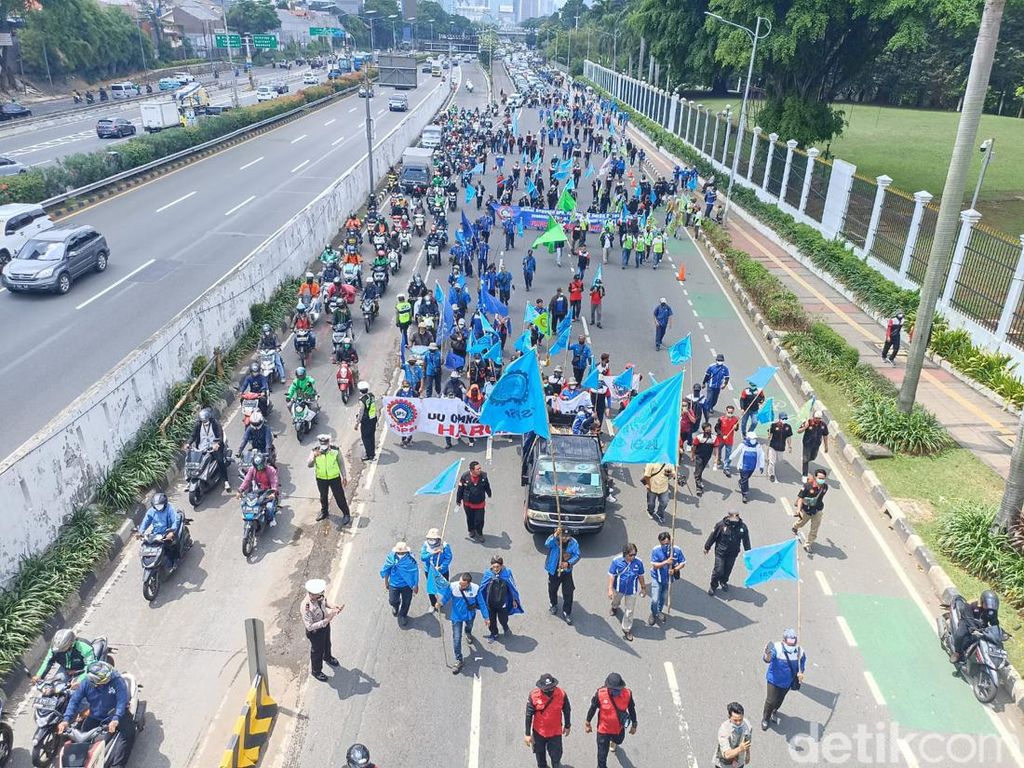Demo Tolak Omnibus Law, Massa Buruh  Mulai Tiba di DPR