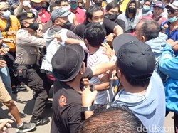 Demo di Balai Kota Tegal Diwarnai Aksi Baku Hantam