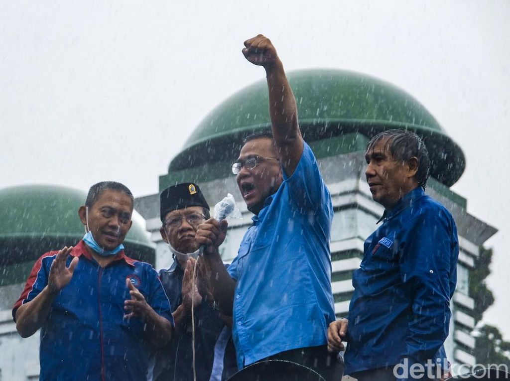 Hujan-hujan, Massa Demo Tolak Omnibus Law Bertahan di Depan DPR