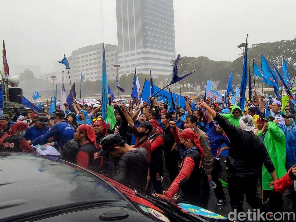 Demo Tolak Omnibus Law di Depan DPR Usai, Massa Buruh Bubar Demo Tolak Omnibus Law di Depan DPR Usai, Massa Buruh Bubar