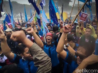 Diguyur Hujan Deras, Pendemo di Depan DPR Tetap Semangat