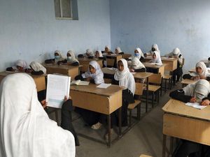 Diizinkan Taliban, Perempuan Afghanistan Boleh Kembali ke Sekolah
