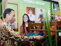 Kala Kahiyang Ayu Kenalkan Kerajinan Medan ke Jokowi di Inacraft 2022
