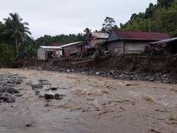 Hujan Lebat di Kolaka Utara, Rumah Warga Hanyut Dibawa Arus-Jalanan Longsor