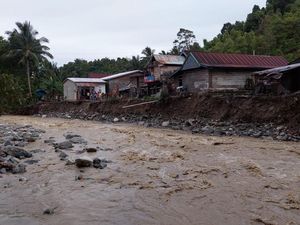 Hujan Lebat di Kolaka Utara, Rumah Warga Hanyut Dibawa Arus-Jalanan Longsor Hujan Lebat di Kolaka Utara, Rumah Warga Hanyut Dibawa Arus-Jalanan Longsor