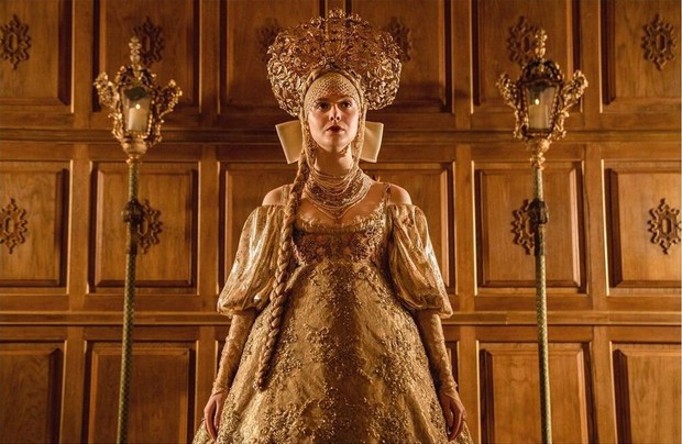 Elle Fanning dengan Gaun Modifikasi Sarafan di Serial The Great/ Foto: Instagram.com/garethgatrell Elle Fanning dengan Gaun Modifikasi Sarafan di Serial The Great