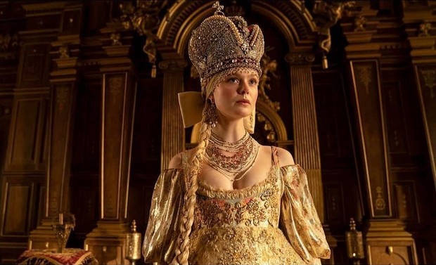 Elle Fanning dengan Gaun Modifikasi Sarafan di Serial The Great/ Foto: Instagram.com/garethgatrell Elle Fanning dengan gaun modifikasi sarafan di serial The Great