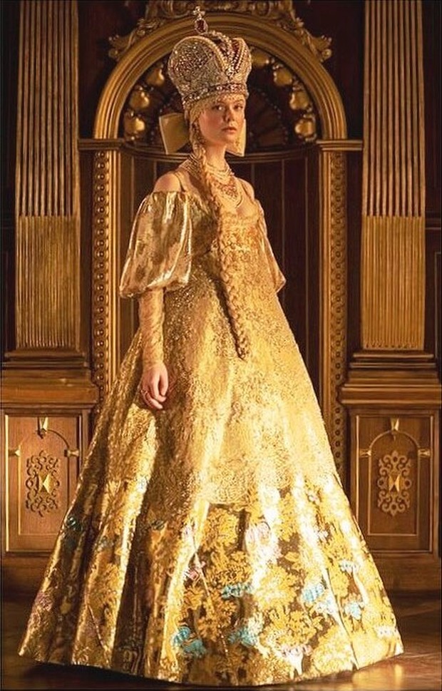 Elle Fanning dengan Gaun Modifikasi Sarafan/ Foto: Instagram.com/garethgatrell Elle Fanning dengan gaun modifikasi sarafan di serial The Great season 2 (2021)