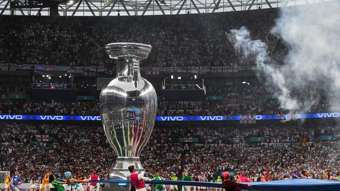 LONDON, ENGLAND - JULY 11: A large replica of the Henri Delaunay Trophy on to the pitch during the closing ceremony prior to the UEFA Euro 2020 Championship Final between Italy and England at Wembley Stadium on July 11, 2021 in London, England. (Photo by Andy Rain - Pool/Getty Images)