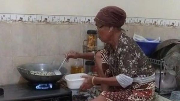 10 Aksi Kocak Emak-emak Pas Masak yang Bikin Geleng Kepala Sambil Cekikikan