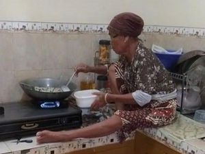 10 Aksi Kocak Emak-emak Pas Masak yang Bikin Geleng Kepala Sambil Cekikikan