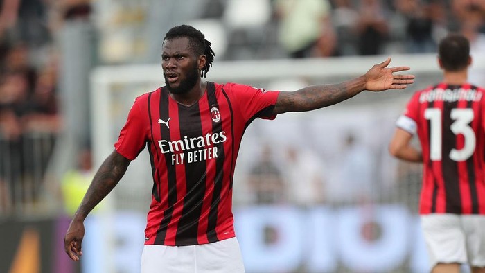 LA SPEZIA, ITALY - SEPTEMBER 25: Franck Kessie of AC Milan in action during the Serie A match between Spezia Calcio and AC Milan at Stadio Alberto Picco on September 25, 2021 in La Spezia, Italy.  (Photo by Gabriele Maltinti/Getty Images)