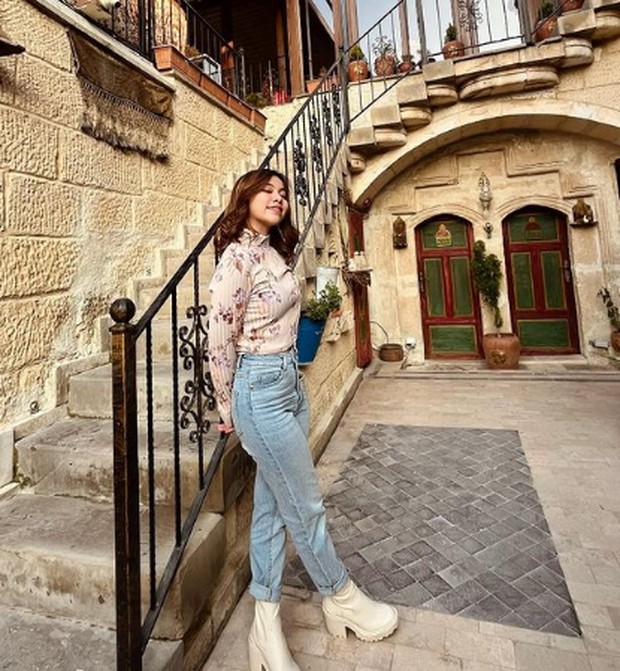 Frislly Herlind/Foto : instagram.com/itsme_frisllyherlind Outfit berwarna cerah menjadi gaya pakaian favorit Frislly Herlind