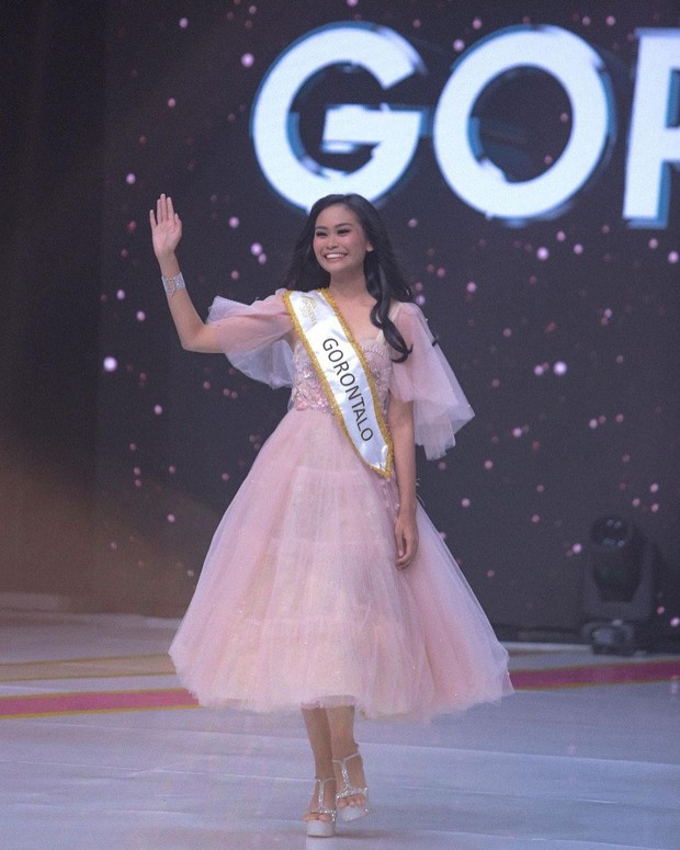 Gaun pink layaknya seorang barbie di ajang Miss Indonesia/instagrm.com/sarahtumiwa Seperti seorang barbie Sarah Tumiwa nampak anggun dengan gaun berwarna pink dan speatu silvernya saat di Miss Indonesia 2020.
