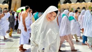 8 Gaya Fuji Pakai Hijab Syari di Depan Kabah yang Banjir Pujian