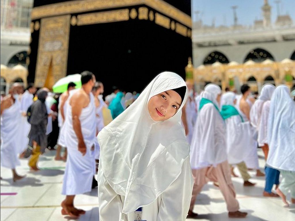 8 Gaya Fuji Pakai Hijab Syari di Depan Kabah yang Banjir Pujian