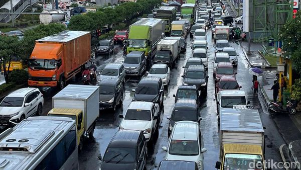 Jalan Ahmad Yani Kota Bekasi Macet Imbas Pohon Tumbang