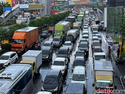 Jalan Ahmad Yani Kota Bekasi Macet Imbas Pohon Tumbang