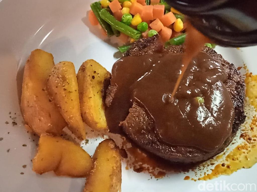 Menjajal Steak Daging Meltique Rp 60 Ribuan yang Viral