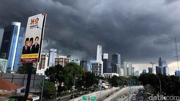 Gulungan Awan Hitam di Langit Jakarta Sebelum Hujan Deras